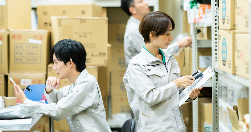 倉庫で作業する３人の作業員
