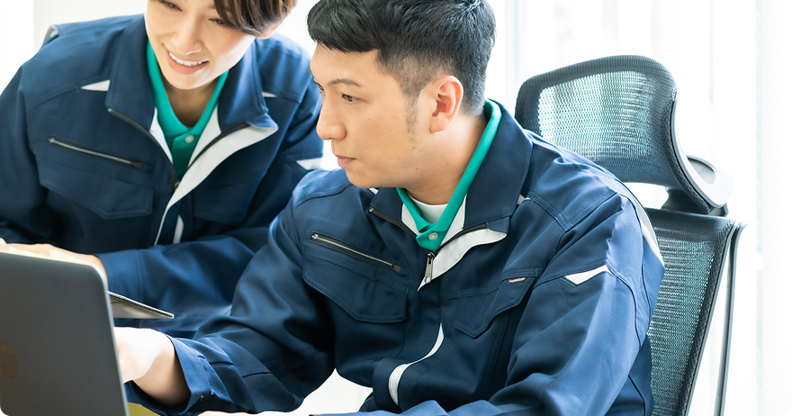 会話しながらパソコンを操作する男女