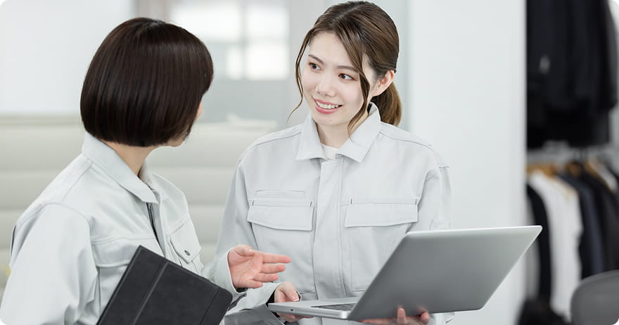 会話する２人の作業員